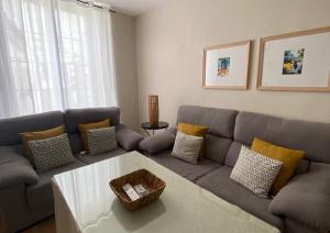 扎弗拉Apartamento Plaza Grande的客厅配有沙发和桌子