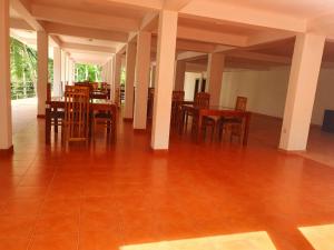 代尼耶耶Singheraja Lodge的用餐室配有木桌和椅子