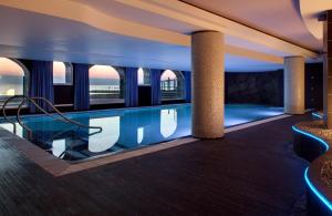 圣让-德吕兹海水浴温泉大酒店的酒店游泳池享有海景