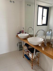 弗拉门卡海滩La zenia Bulevard apartments的浴室设有2个水槽和镜子