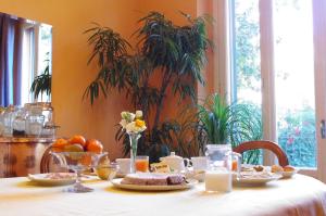 米兰特奥多拉住宿加早餐旅馆的一张桌子,上面有食物和水果,放在白色的桌布上