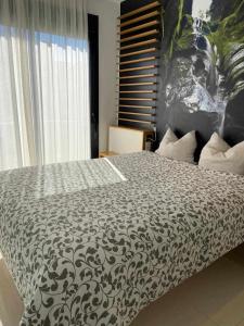 弗拉门卡海滩La zenia Bulevard apartments的一间卧室配有一张带黑白色棉被的床