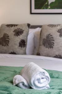 基督城Upper Riccarton dream - 2 bed 2 bath w/carpark的两张床铺上方的毛巾