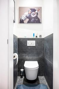 维也纳Komfortable Wohnung Schönbrunn的一间带卫生间的浴室和墙上的照片