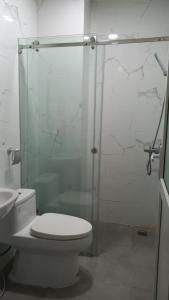 顺安Red Bean Hotel的一间带卫生间和玻璃淋浴间的浴室