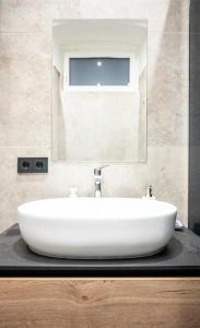 维也纳Komfortable Wohnung Schönbrunn的浴室设有白色水槽和镜子