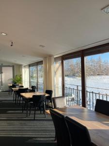 普鲁德尼克Hotel Olimp的用餐室设有桌椅和窗户。