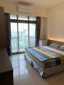 竹南翡翠金钻 2馆的一间卧室设有一张床和一个大窗户