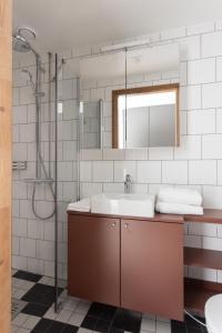 埃斯波Noli Otaniemi的一间带水槽和淋浴的浴室