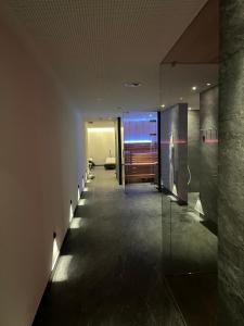 费尔德基希洛文客栈酒店的建筑中带有玻璃墙的走廊