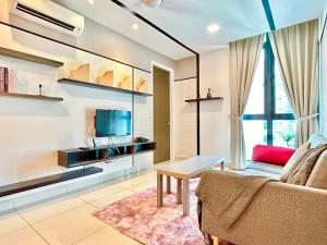 八打灵再也Comfort Place 1-8 Pax 3Q beds Ara Damansara Center的带沙发、桌子和电视的客厅