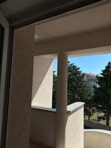 诺瓦利娅Apartmani Samec的透过窗户可欣赏到建筑的景色