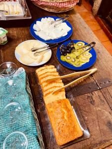 塞亚里贝拉乡村民宿的一张木桌,上面有面包和盘子