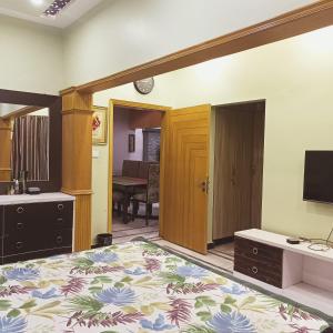 卡拉奇White Lotus Karachi的一间卧室配有一张床和一台电视