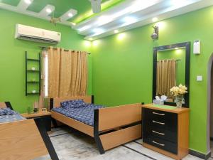 卡拉奇White Lotus Karachi的绿色客房 - 带两张床和镜子