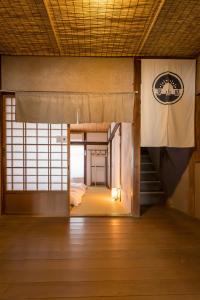 Zentsuji深山邸miyama-tei的一间设有床的房间,里面有一扇门