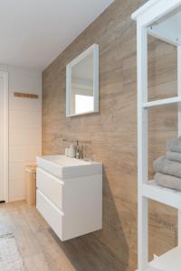斯哈亨Studio Loet的浴室设有白色水槽和镜子