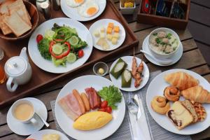 曼谷奔集格兰德中心大酒店的一张桌子,上面放着早餐盘