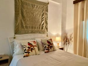 斯基罗斯岛Katoi House - Central Skyros Village的卧室配有白色的床和枕头。
