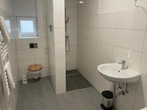 路德维希堡Timeless: Große Moderne 4 Zimmer Wohnung的白色的浴室设有水槽和卫生间。