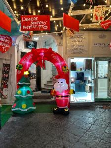 那不勒斯RESIDENZA ESPOSITO的商店前有圣诞树的商店