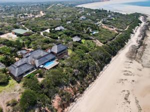 维兰库卢什Collection Luxury Accommodation: Quinta Do Sol, Vilanculos, Mozambique的享有房子和海滩的空中景致