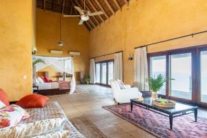 维兰库卢什Collection Luxury Accommodation: Quinta Do Sol, Vilanculos, Mozambique的客厅配有沙发和桌子