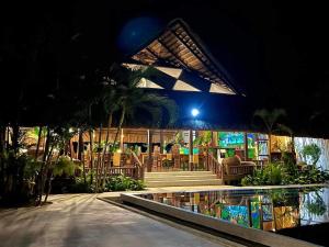 爱妮岛里奥别墅度假酒店的设有一个游泳池和一个夜间餐厅
