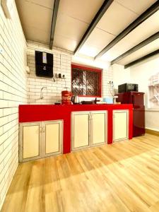 孟买Bandra Cottage (With Yard)的一间厨房,在房间内配有红色的柜台