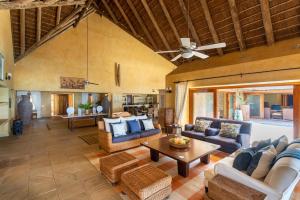 维兰库卢什Collection Luxury Accommodation: Quinta Do Sol, Vilanculos, Mozambique的带沙发和桌子的大客厅