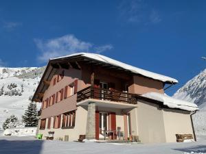 塞德龙Swiss Alpine Hideaway的一座大建筑,屋顶上积雪