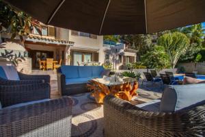 贝尼萨Fustera Villa El Salvador的庭院配有桌椅和遮阳伞。