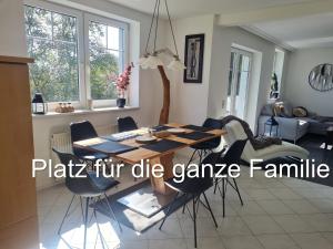 TrattenAparts Lakeview -Gerlitzen -Ossiacher See -Ski的客厅配有餐桌和椅子