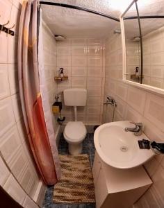 萨莫色雷斯Sun Oniro Studio的一间带卫生间和水槽的浴室