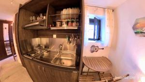 萨莫色雷斯Sun Oniro Studio的一间小厨房,厨房旁边设有水槽和长凳