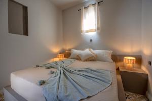 拉拉塔可库斯特Piccolo Bike Hotel的一间卧室配有一张床铺,床上有毯子