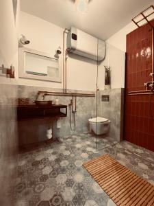 Borzęcin DużyCottage Studio的带淋浴、卫生间和盥洗盆的浴室