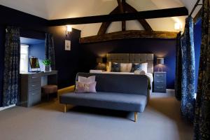 奇切斯特Canon Gate的一间卧室配有一张床和一张蓝色的沙发