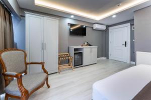 伊斯坦布尔Classio Hotel Kadıköy的一间卧室配有一张床、一把椅子和一张书桌