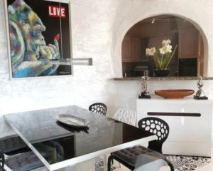 贝尼萨Fustera Villa El Salvador的一间设有桌子和墙上绘画的用餐室