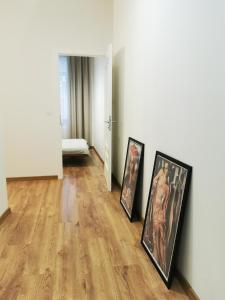 Atlas Apartment in the historical center of Košice with free private parking的电视和/或娱乐中心