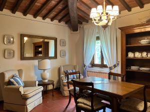 蒙塔约内博尔戈圣贝乡村民宿的客厅配有桌椅