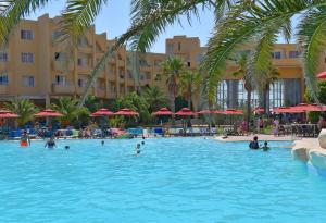 莫纳斯提尔斯堪尼亚瑟瑞尔酒店的和水中的人在度假村的游泳池