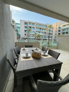 巴西利亚Luxuoso Flat Brisas do Lago Terraço Aconchegante的大楼阳台上的桌椅