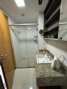 巴西利亚Luxuoso Flat Brisas do Lago Terraço Aconchegante的一间带水槽和淋浴的浴室