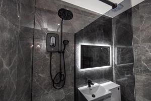 博尔顿Stunning Bolton Abode - Cinema Experience - Parking的带淋浴和盥洗盆的浴室