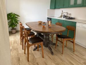 利马索尔Loft with a cosy terasse的厨房配有木桌和椅子