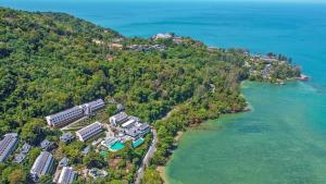 卡马拉海滩Namaka Resort Kamala的享有水边小山上的度假胜地的空中景致
