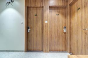 纳威孟买Hotel Archith的两个木制电梯门