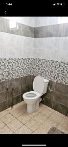 乌姆苏克MB DREAMS DJERBA的瓷砖墙内带卫生间的浴室